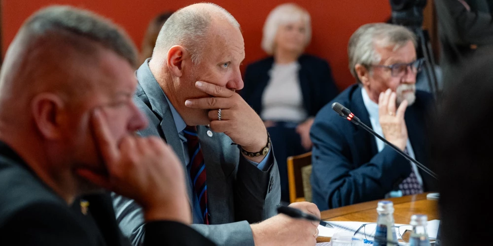 Iebildumu un neskaidrību dēļ komisijā piebremzē lēmumu par tirdzniecību ar Krieviju un Baltkrieviju veicošu uzņēmumu publiskošanu.
