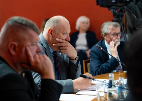 Iebildumu un neskaidrību dēļ komisijā piebremzē lēmumu par tirdzniecību ar Krieviju un Baltkrieviju veicošu uzņēmumu publiskošanu.