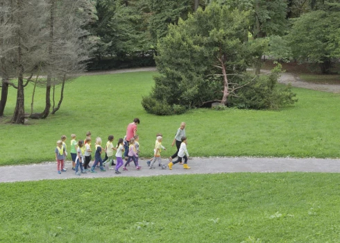 Komisijā atbalsta rosinājumu aizliegt par cilvēku tirdzniecību sodītām personām strādāt ar bērniem..