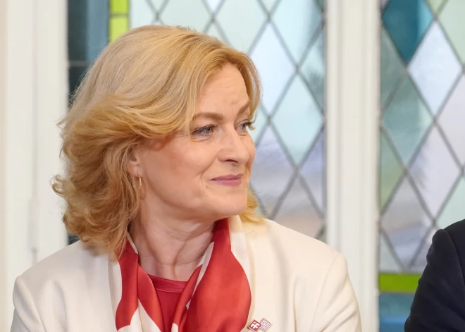 Pedagogu algu grafiks zem jautājuma zīmes: ministre garantijas pagaidām nesola