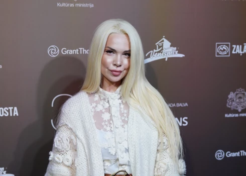 Samanta Tīna.