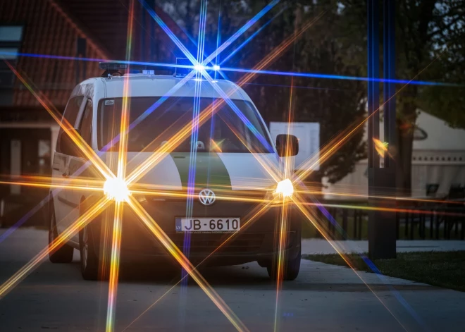 Automašīna notriec bērnu, kurš pie Berģu Mūzikas un mākslas skolas izkāpa no autobusa
