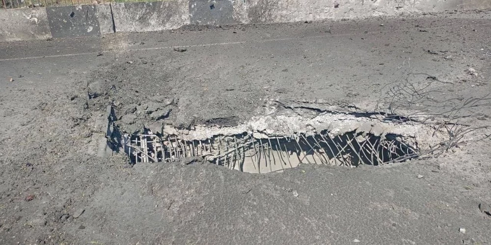 Ukraina uzbrukusi svarīgai Krievijas loģistikas artērijai uz Krimu. Pēc atkārtotiem uzbrukumiem 10. jūnijā Čonharas tilts tika sagrauts, bet Krievijas varasiestādes cenšas to slēpt.