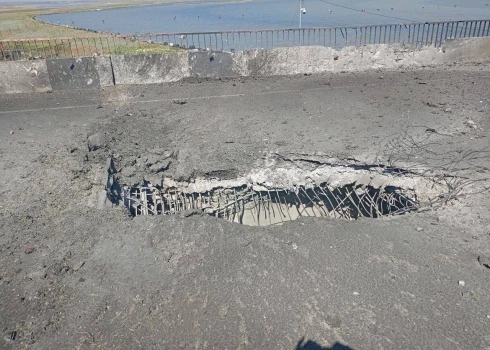 Ukraina uzbrukusi svarīgai Krievijas loģistikas artērijai uz Krimu. Pēc atkārtotiem uzbrukumiem 10. jūnijā Čonharas tilts tika sagrauts, bet Krievijas varasiestādes cenšas to slēpt.