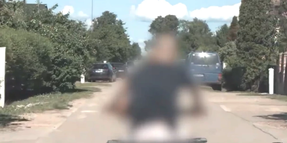 Vīrietis ar kvadriciklu bēg no policijas (ekrānuzņēmums no video)
