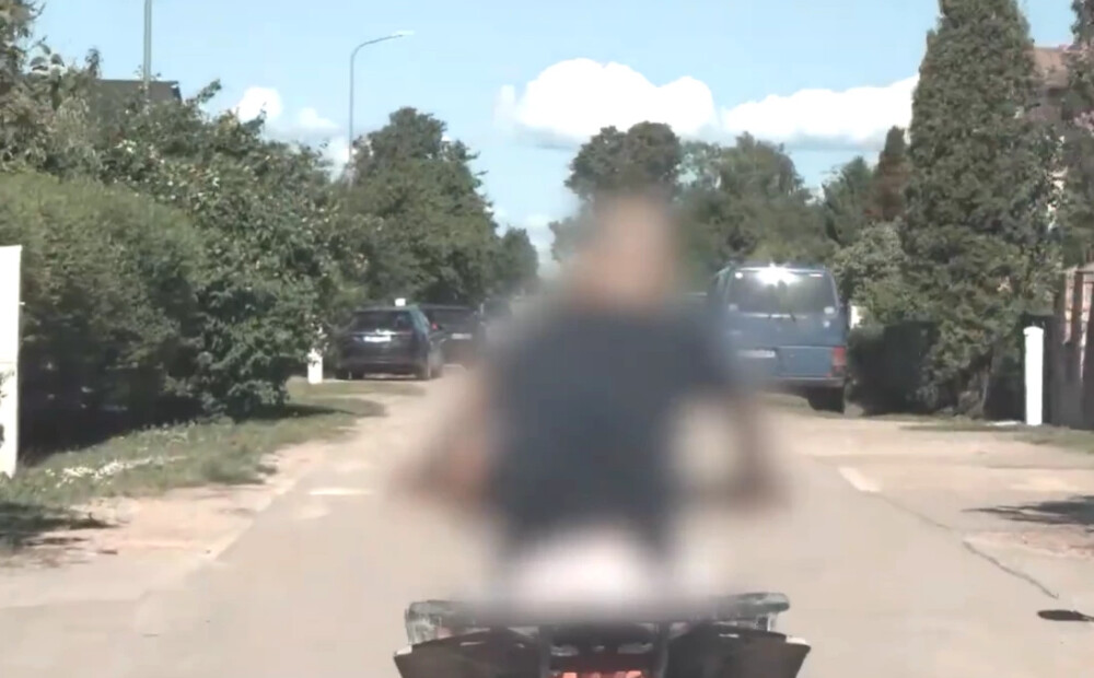 Iereibis vīrietis ar bērnu uz kvadricikla bēg no p