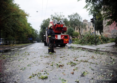 Rīdzinieki aicināti neapmeklēt parkus, rotaļu laukumus un kapsētas.