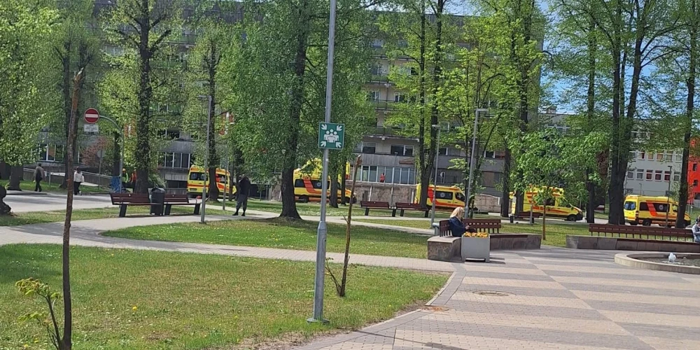 Neatliekamās medicīniskās palīdzības dienesta brigāžu garā rinda pie Stradiņa slimnīcas (foto no Rafaels Ciekurs / Facebook)