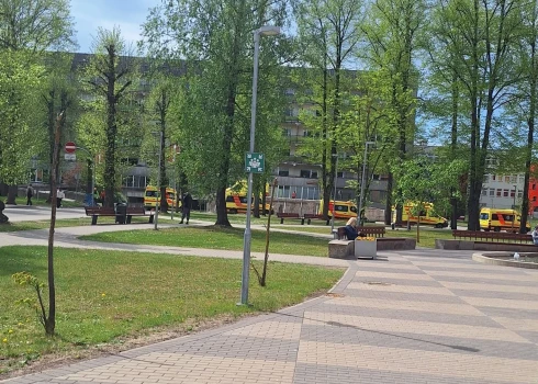 Neatliekamās medicīniskās palīdzības dienesta brigāžu garā rinda pie Stradiņa slimnīcas (foto no Rafaels Ciekurs / Facebook)