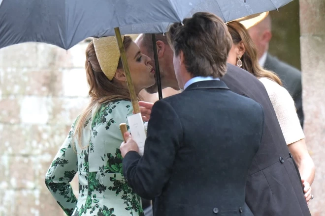 Princis Viljams sasveicinoties noskūpsta masīvu princesei Beatrisi uz vaiga.