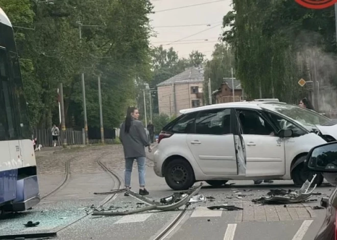 ВИДЕО: в Ильгюциемсе автомобиль въехал в трамвай 14-го маршрута