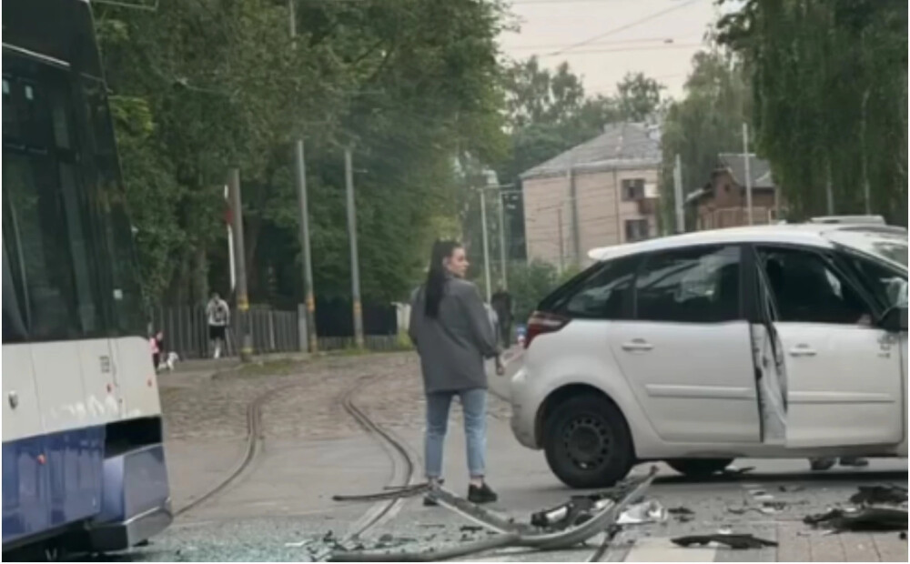 Vieglā automašīna ietriekusies 14. maršruta tramva