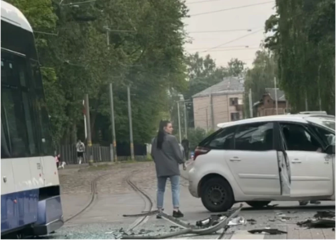 Vieglā automašīna ietriekusies 14. maršruta tramvajā. VIDEO