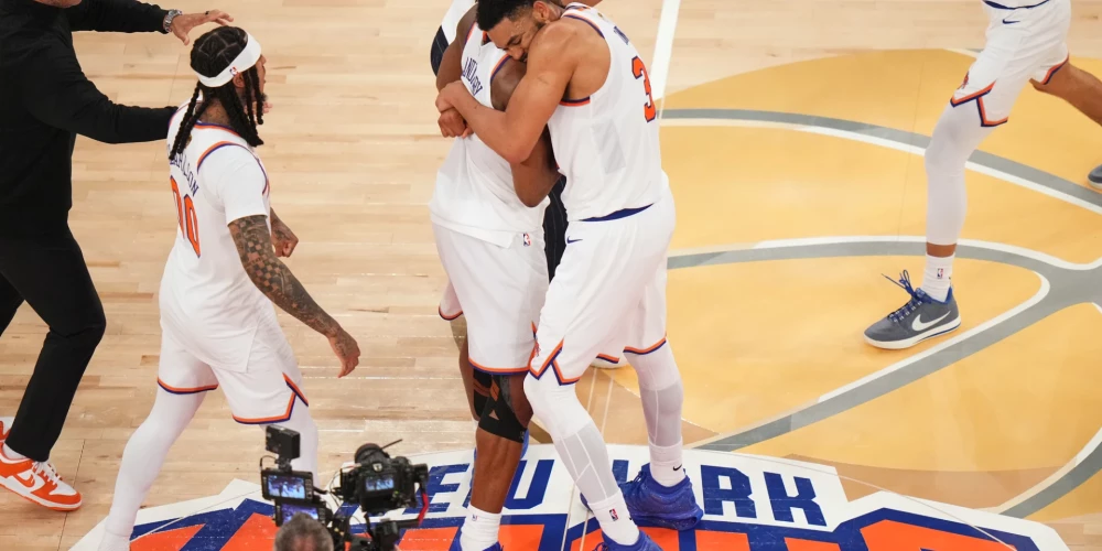 "Knicks" veic vēsturisku atspēlēšanos un nonāk uzvaras attālumā no NBA titula.