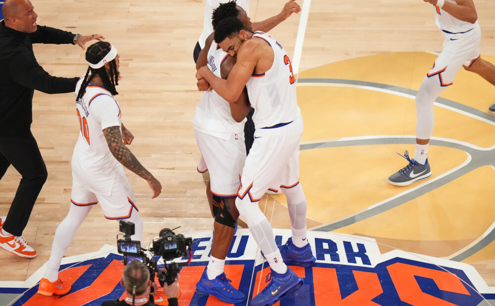 "Knicks" veic vēsturisku atspēlēšanos un nonāk uzvaras attāl