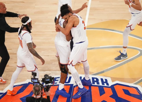 "Knicks" veic vēsturisku atspēlēšanos un nonāk uzvaras attālumā no NBA titula. 