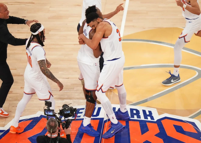 "Knicks" veic vēsturisku atspēlēšanos un nonāk uzvaras attālumā no NBA titula