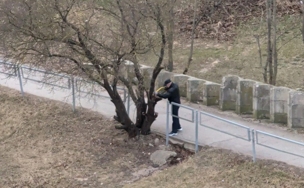 Policija lūdz atpazīt attēlā redzamo personu, kas Rīgā uzdar