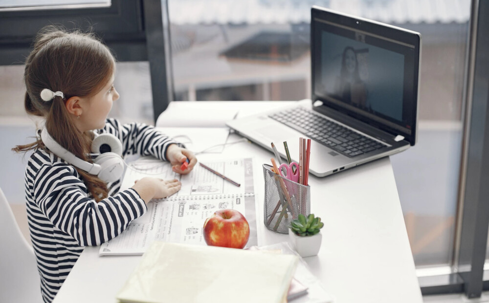 Aptauja: 90% pedagogu strādā ārpus standarta darbalaika, lai