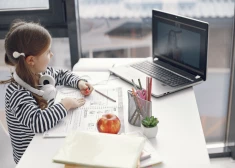 Aptauja: 90% pedagogu strādā ārpus standarta darbalaika, lai atbalstītu skolēnus