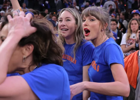 Arī popzvaigzne Teilore Svifta ir kvēla “Knicks” fane.