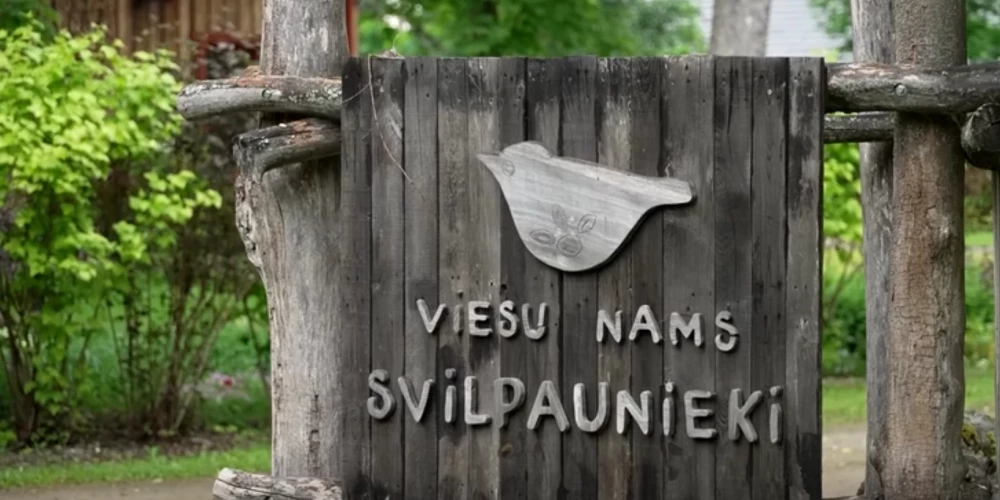 “Latvijas austrumu daļa ir īpaši mierīgs un ainaviski skaists mežu reģions, ko dēvē par Zilo ezeru zemi,” skaisti apraksta “Reuters”, piebilstot, ka “parasti te nav daudz izklaides iespēju, taču tieši tāpēc tūristi šurp ik vasaru dodas.”