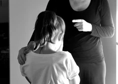 "Vai esmu slikta meita, ja nevēlos rūpēties par mammu?" Latvietes pārdomas sociālajos tīklos raisa plašas diskusijas