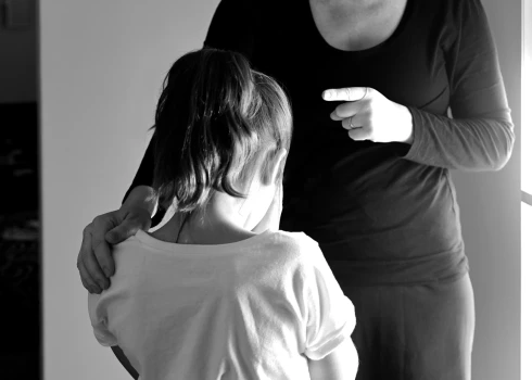 Sieviete norāda, ka mamma bērnībā pret viņu bija vardarbīga un šīs atmiņas viņa nespēj izdzēst no prāta.