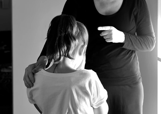 "Vai esmu slikta meita, ja nevēlos rūpēties par mammu?" Latvietes pārdomas sociālajos tīklos raisa plašas diskusijas