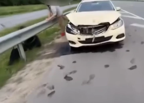 Autoservisa darbinieks, būdams 2,6 promiļu reibumā, ar klienta automašīnu izraisa avāriju. 