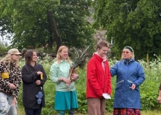 FOTO: Vilhelma Purvīša reinkarnāciju gaidot – mākslinieka mājās ikgadējam “rituālam” pulcējas viņa cienītāji