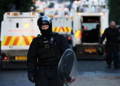 Ziemeļīrijas policija lieto ūdens lielgabalu jaunos protestos Belfāstā