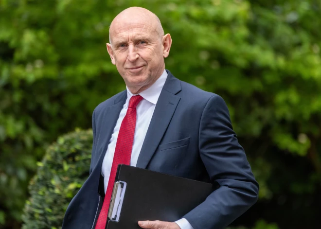Aizsardzības finansējums sašķeļ Londonu: Hīlijs pamet Stārmera valdību