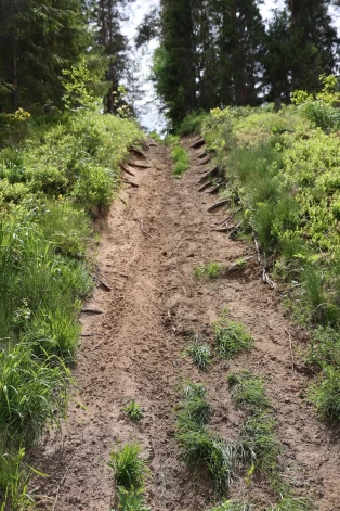 Motobraucēju atstātās pēdas vietās, kur nevajadzētu braukt.