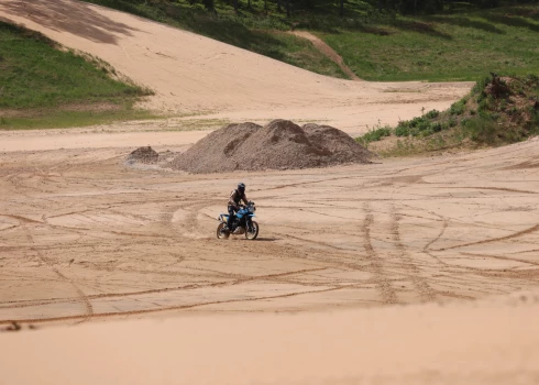 Arī karjers nav domāts braukšanai ar motociklu.