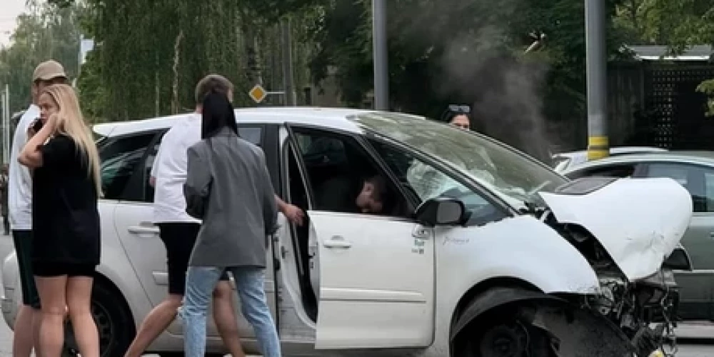 Dzēris šoferis Pārdaugavā izraisa sadursmi ar tramvaju.