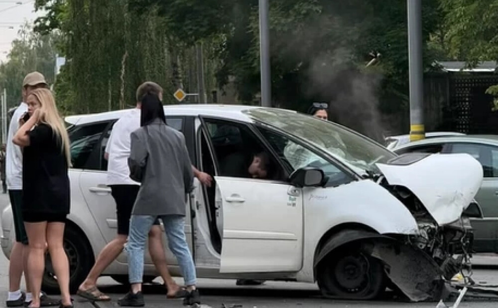 VIDEO: smaga avārija Pārdaugavā — šoferis pie stūres bijis v