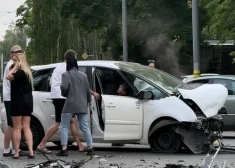 VIDEO: smaga avārija Pārdaugavā — šoferis pie stūres bijis vairāk nekā trīs promiļu reibumā