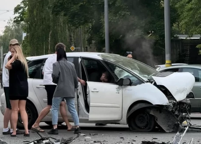 VIDEO: smaga avārija Pārdaugavā — šoferis pie stūres bijis vairāk nekā trīs promiļu reibumā