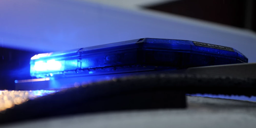 Bākuguns uz policijas automašīnas.