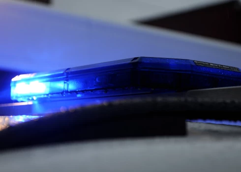Bākuguns uz policijas automašīnas.