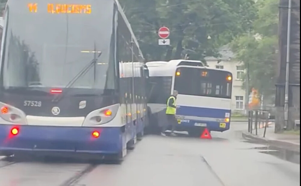 VIDEO: atkal avārija pie Slokas ielas - ceļu nesad