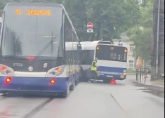 VIDEO: atkal avārija pie Slokas ielas - ceļu nesadala tramvajs un autobuss