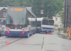 ВИДЕО: в Риге вторая авария с участием трамвая за 2 дня - на этот раз столкновение с автобусом