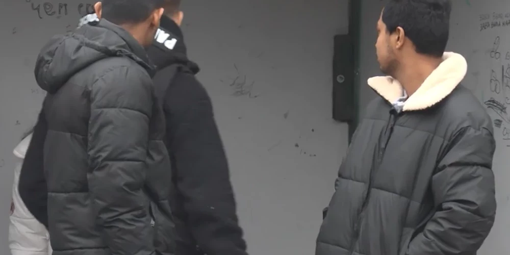 Jau ziņots, ka Iekšlietu ministrijas skatījumā ir pienācis laiks noteikt stingrākas migrantu kvotas. Pašreiz Latvijā uzturas 110 tūkstoši ieceļotāju no trešajām valstīm, kas esot krietni par daudz mūsu nepilniem 2 miljoniem iedzīvotāju. (ekrānuzņēmums no video)