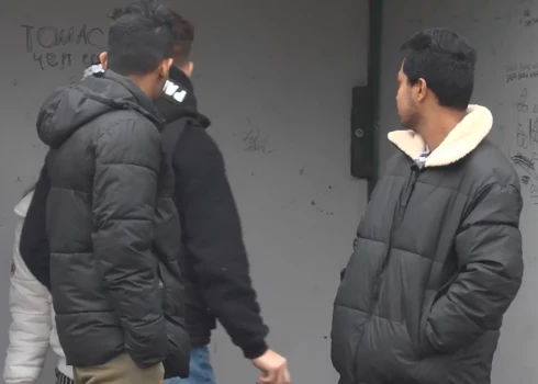 Jau ziņots, ka Iekšlietu ministrijas skatījumā ir pienācis laiks noteikt stingrākas migrantu kvotas. Pašreiz Latvijā uzturas 110 tūkstoši ieceļotāju no trešajām valstīm, kas esot krietni par daudz mūsu nepilniem 2 miljoniem iedzīvotāju. (ekrānuzņēmums no video)