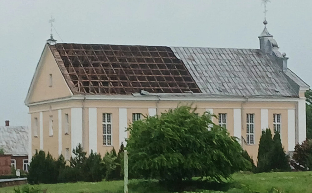 Vējš plosās Bebrenē: katoļu baznīcai aizlido jumts!