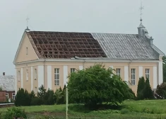 Vējš plosās Bebrenē: katoļu baznīcai aizlido jumts!