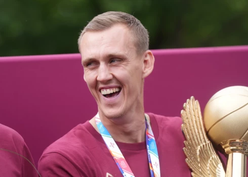 Nauris Miezis skvērā pie Latvijas basketbola Slavas groza, kur svinīgi tika sagaidīti Latvijas vīriešu 3x3 basketbola izlases spēlētāji pēc atgriešanās no Varšavas, kur Pasaules kausā izcīnīja zelta medaļas.