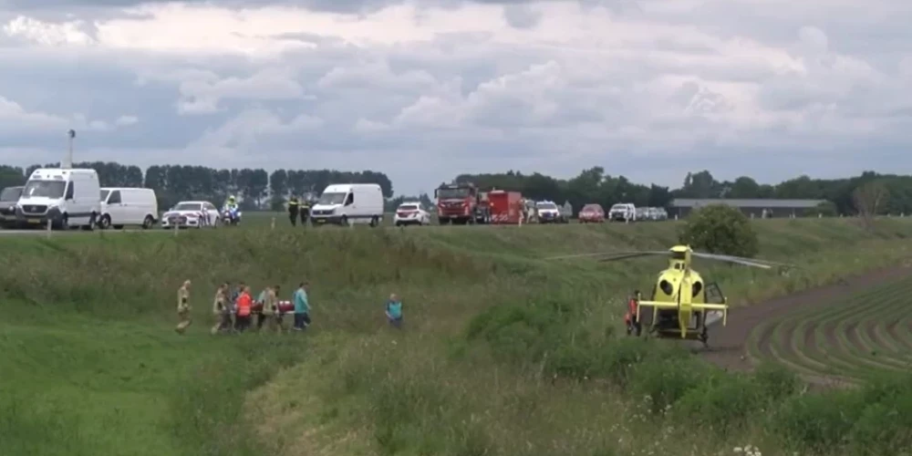 Glābēji un policisti traģēdijas vietā (ekrānuzņēmums no video)